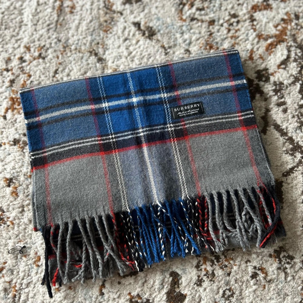 Burberry 100% Cashmere checked pattern